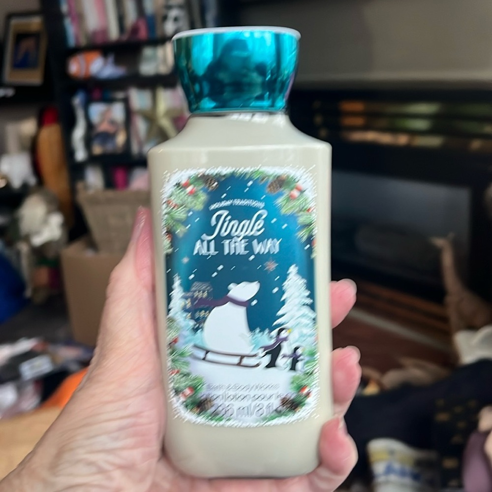 Bath & Body Works Jingle All The Way 236ml (8 fl oz).  New.  Rare & Discontinued